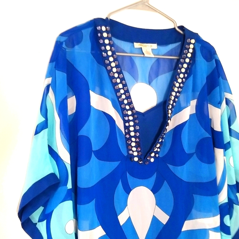 ARDEN B. Geometric blues & white Print & embellished V-neck Kaftan Style Dress